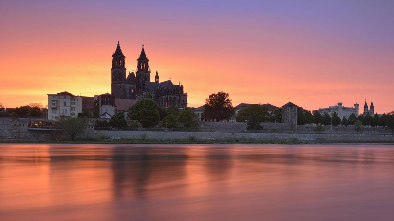 Blick auf Magdeburg und seine Kathedrale vom anderen Ufer der Elbe aus. Blick auf Magdeburg und seine Kathedrale vom anderen Ufer der Elbe aus.