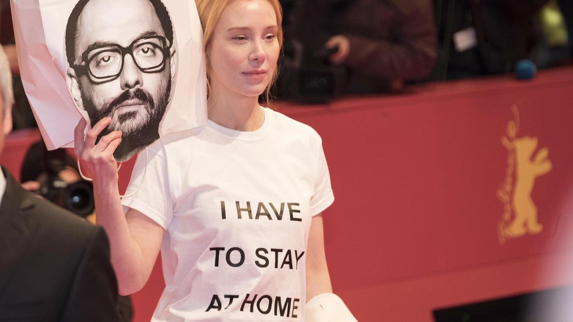 "I have to stay at home": Schauspielerin Franziska Petri bei der Berlinale mit einem Bild des Regisseurs Kirill Serebrennikows.