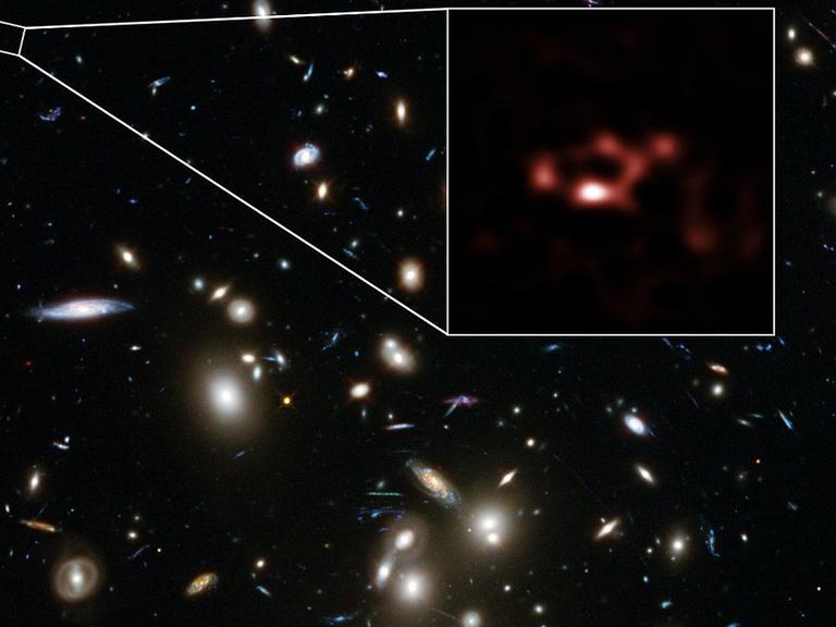 Das Licht der fernen Galaxie wurde durch den Gravitationslinsen-Effekt des vorgelagerten Galaxienhaufens verstärkt
