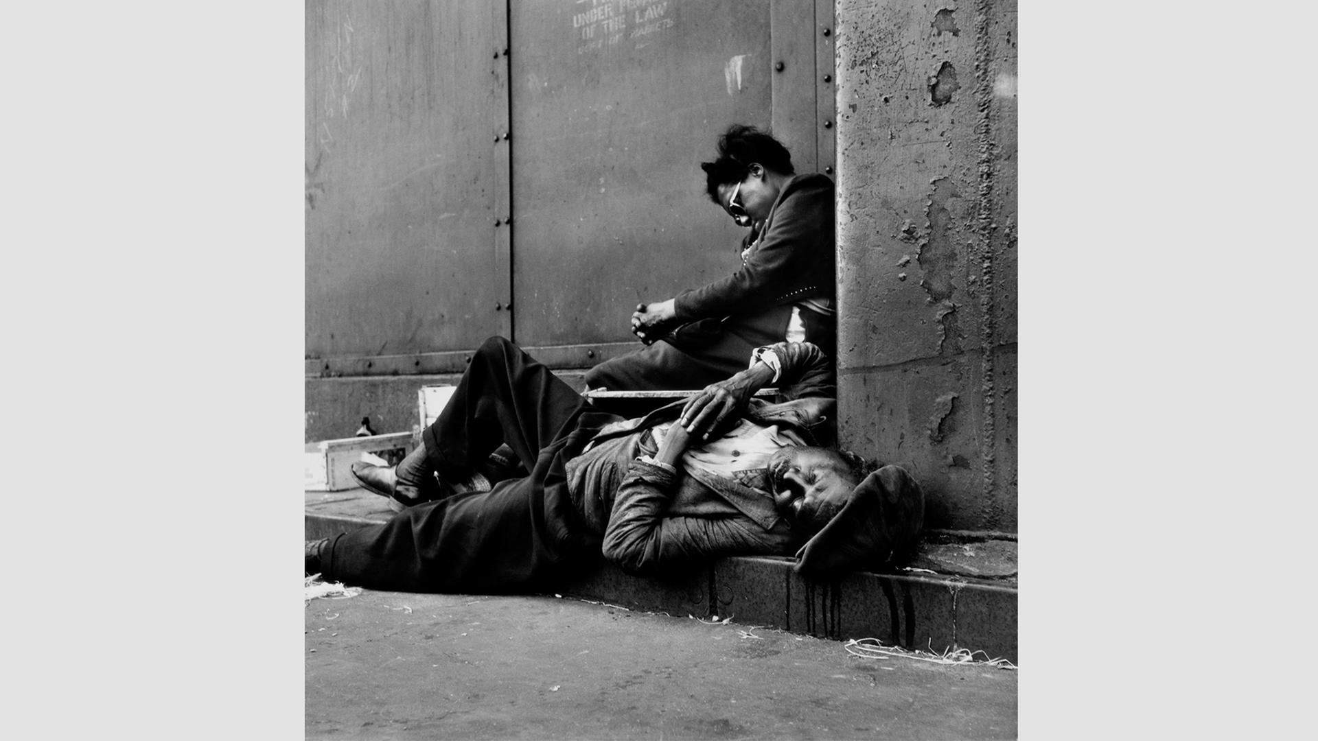 Ein Foto des US-Fotografen Gordon Parks: Homeless Couple, Harlem / New York, 1948