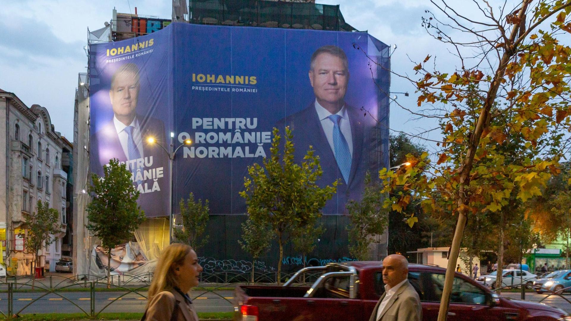 Wahlplakate mit dem Präsidentschaftskandidat Klaus Iohannis bedecken Bauten in Bukarest.