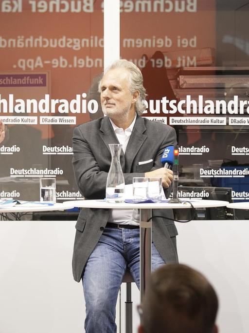 Hajo Steinert, Hubert Winkels und Denis Scheck auf der Frankfurter Buchmesse am Stand von Deutschlandradio (v.l.)