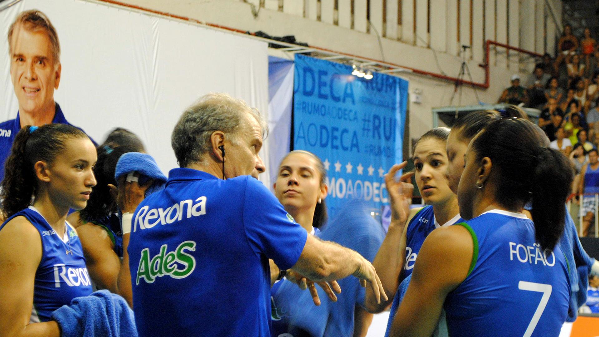 Brasiliens Nationaltrainer Bernardinho trainiert auch die Volleyball-Damen von Rexona AdeS aus Rio de Janeiro