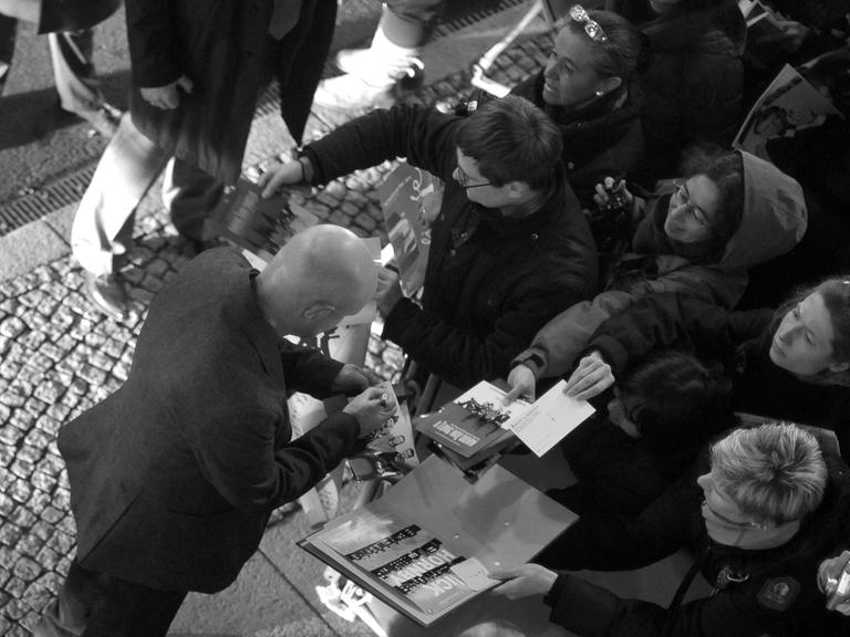 Autor Nick Hornby gibt Autogramme