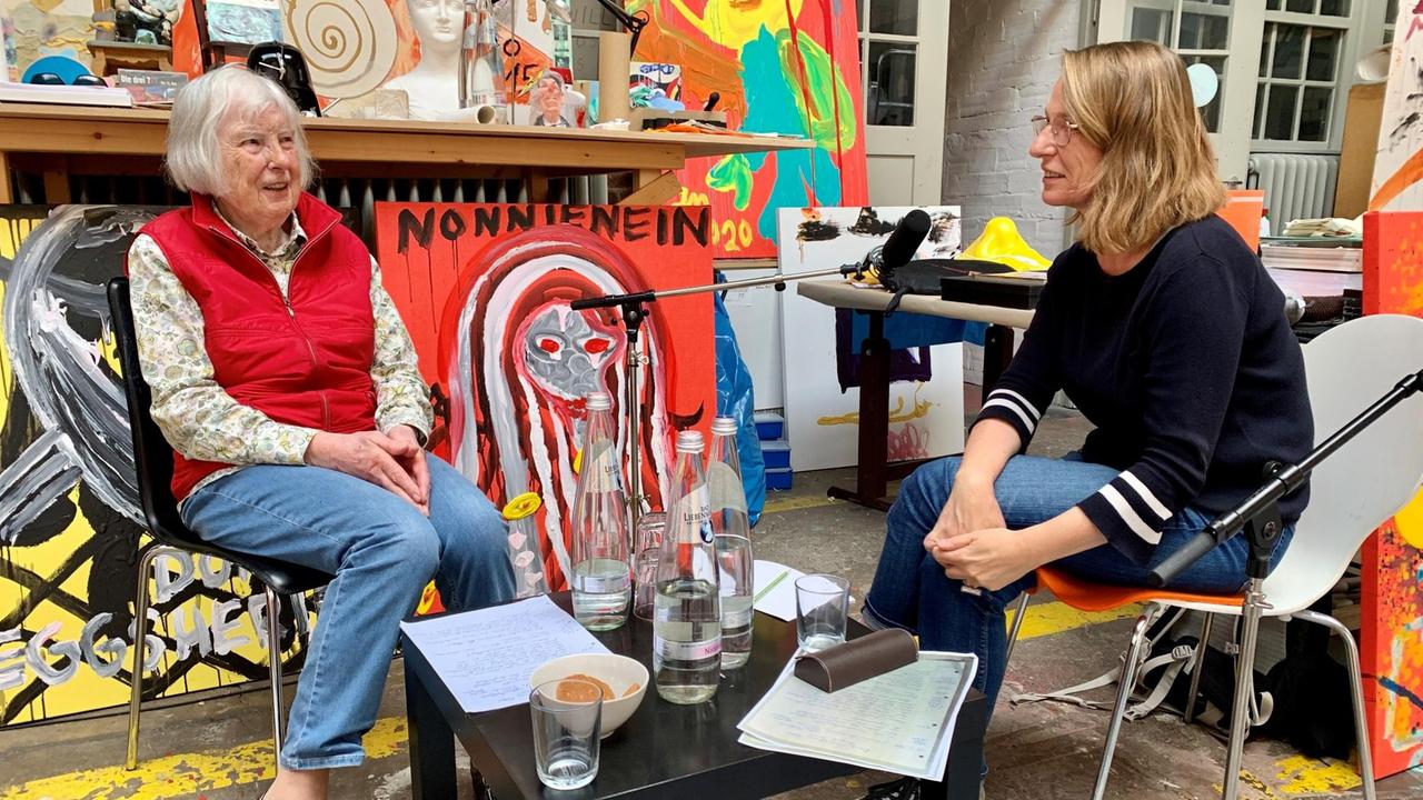 Brigitte Meese im Gespräch mit Susanne Führer im Atelier von Jonathan Meese.