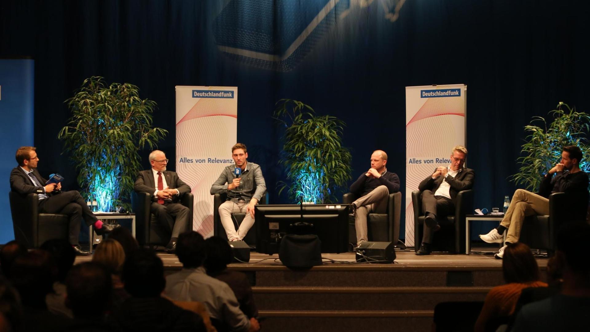 Das Podium bei der 6. Sportkonferenz im Deutschlandfunk