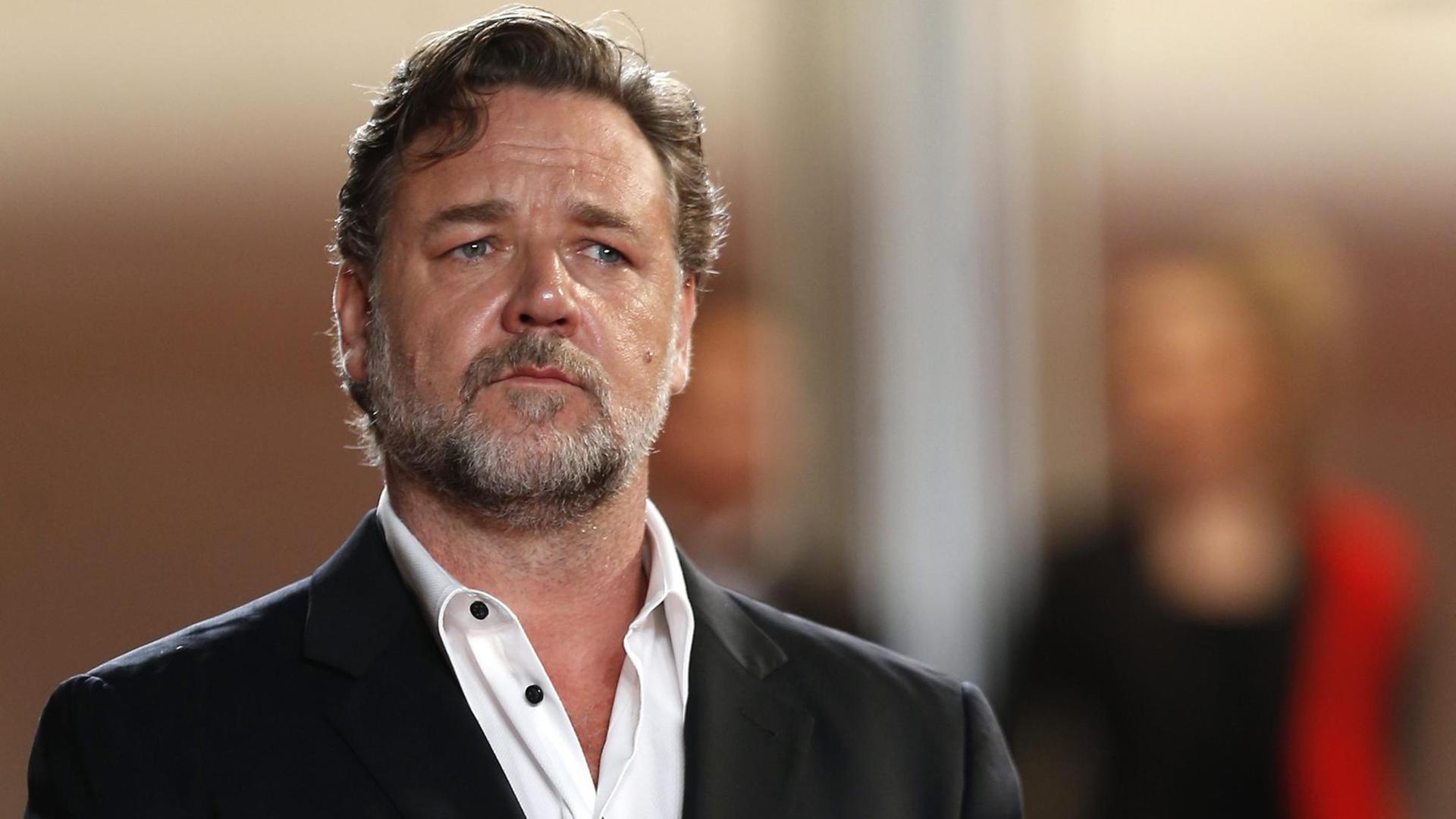 Preisträger Russell Crowe blickt ernst. Preisträger Russell Crowe blickt ernst.
