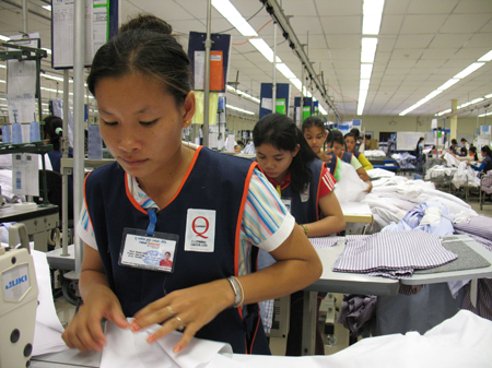 Eine Näherin in der "New Island Clothing"-Fabrik am Flughafen von Phnom Penh in Kambodscha