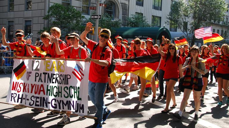 Deutsche und US-amerikanische Schüler feiern bei der Steuben-Parade mit deutschen und US-Flaggen am Samstag (25.09.2010) in New York. Mit der jährlichen Parade soll die Kultur der deutschen Einwanderer bewahrt werden.