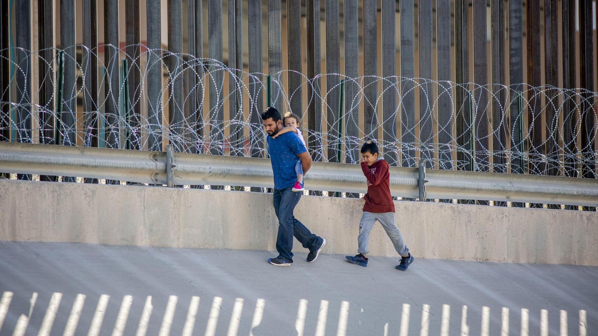 Das Foto zeigt Migranten an der US-Grenze zu Mexiko.