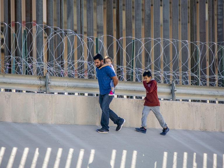 Das Foto zeigt Migranten an der US-Grenze zu Mexiko.