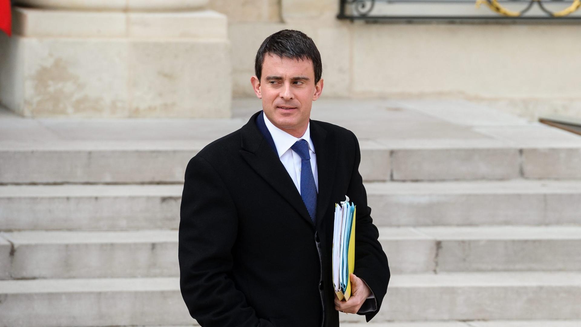 ©Christophe Petit Tesson/MAXPPP - 26/03/2014 ; PARIS ; FRANCE - Sortie du conseil des ministres au Palais de l'Elysee. Le ministre de l'interieur Manuel Valls. French weekly cabinet meeting at Elysee Palace in Paris on February 26, 2014. ©Christophe Petit Tesson/MAXPPP - 26/03/2014 ; PARIS ; FRANCE - Sortie du conseil des ministres au Palais de l'Elysee. Le ministre de l'interieur Manuel Valls. French weekly cabinet meeting at Elysee Palace in Paris on February 26, 2014.
