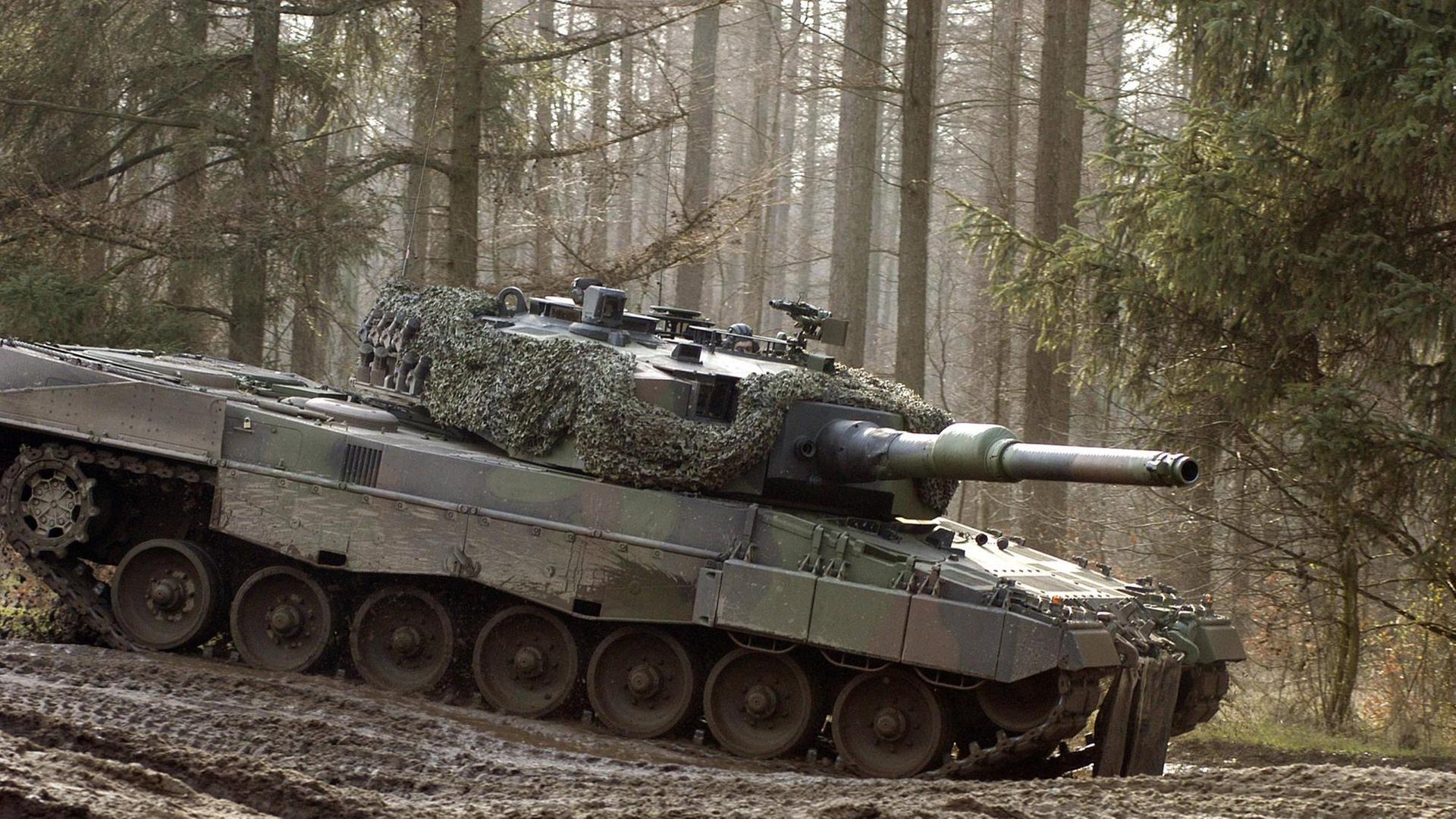Kampfpanzer LEOPARD 2A4 während einer Militärübung in Bootstedt im Jahr 2004,bei einem Militärmanöver der Bundeswehr.