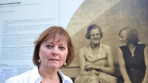 Sigrid Falkenstein vor einem Foto, das ihre Tante Anna (l.) zeigt. Die behinderte Anna Lehnkering wurde 1940 mit 24 Jahren umgebracht.