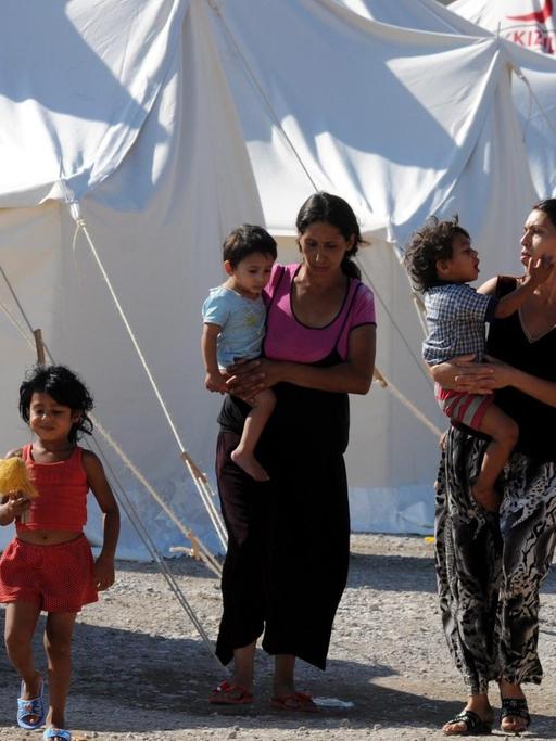 Roma-Frauen vor provisorischen Zelten im Flüchtlings-Camp Konik in Montenegros Hauptstadt Podgorica