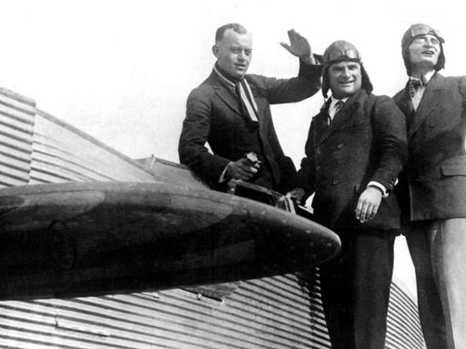 Ehrenfried Günther Freiherr von Hünefeld, Hermann Köhl und Fritz Loose - von rechts nach links, mit ihrem Junkers-Flugzeug "Bremen" (Aufnahme von 1927)