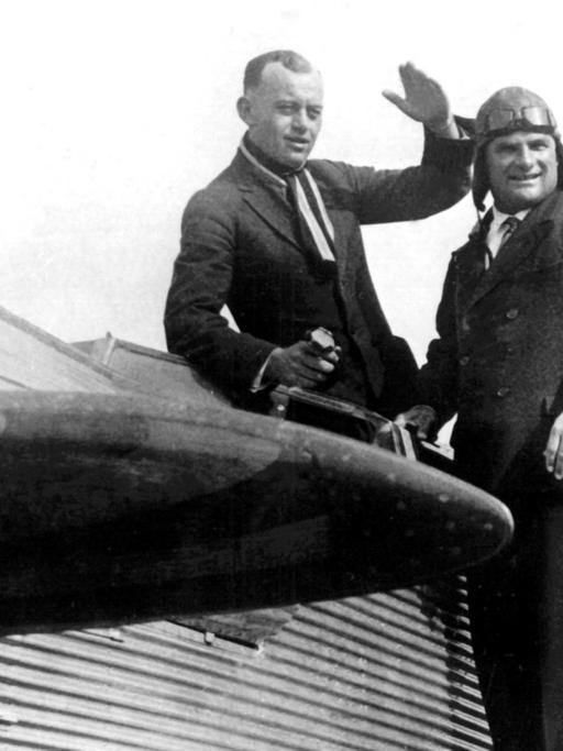 Ehrenfried Günther Freiherr von Hünefeld, Hermann Köhl und Fritz Loose - von rechts nach links, mit ihrem Junkers-Flugzeug "Bremen" (Aufnahme von 1927)