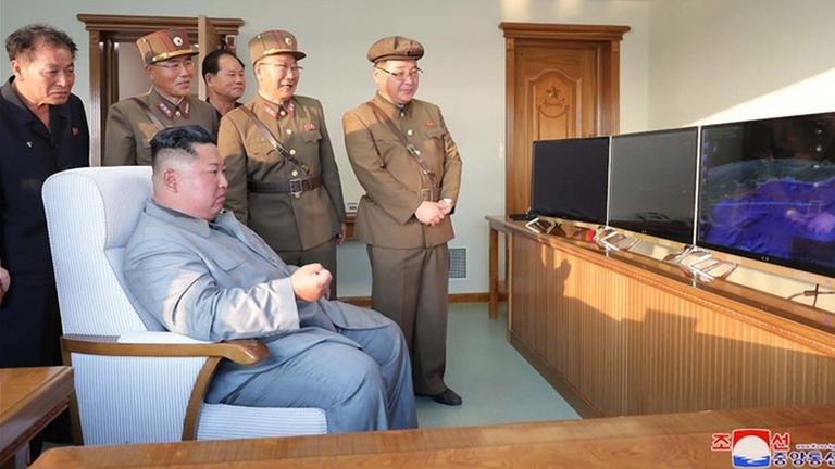 Nordkoreas Machthaber Kim Jong Un überwacht auf einem Monitor einen Raketentest. 