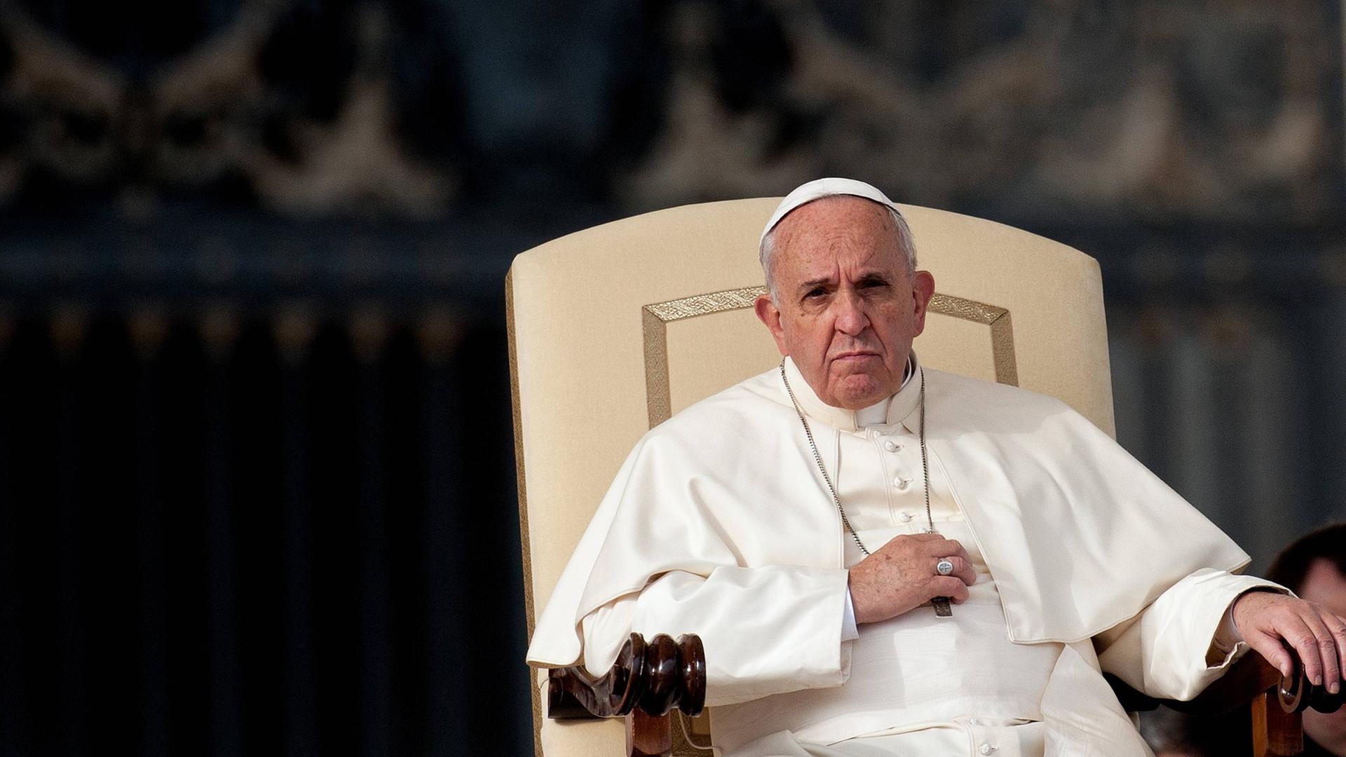 Papst Franziskus ist anlässlich seiner Generalaudienz auf dem Petersplatz in der Vatikanstadt am 26. November 2014.