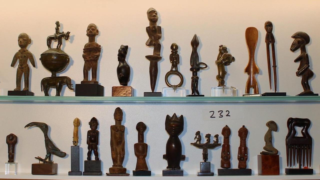 Afrikanische Statuen der Sammlung Muhlack stehen in einem Regal.