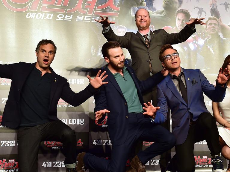 Die Schauspieler Mark Ruffalo, Chris Evans, Robert Downey Jr. und Kim Soo-Hyun sowie Regisseur Joss Whedon posieren vor einem Filmplakat von "Avengers: Age of Ultron"