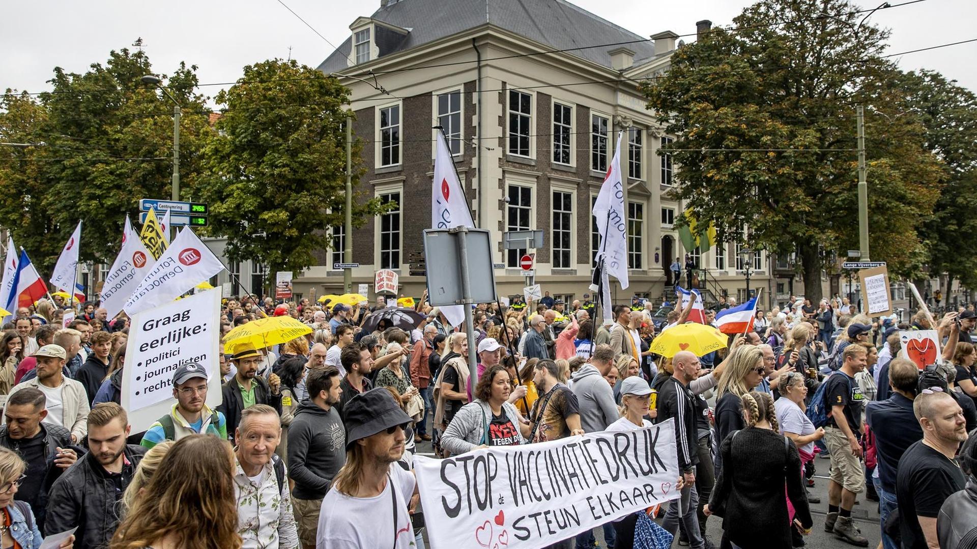 Hunderte Menschen protestieren in Denn Haag gegen den Corona-Pass