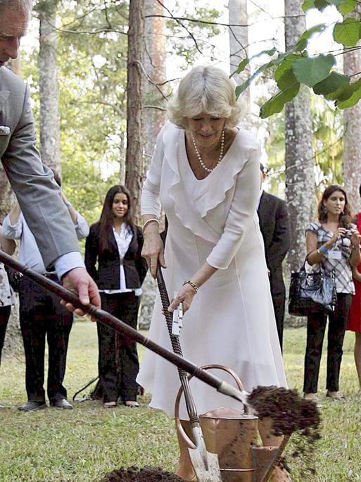 Prinz Charles und Gattin Camilla pflanzen einen Baum