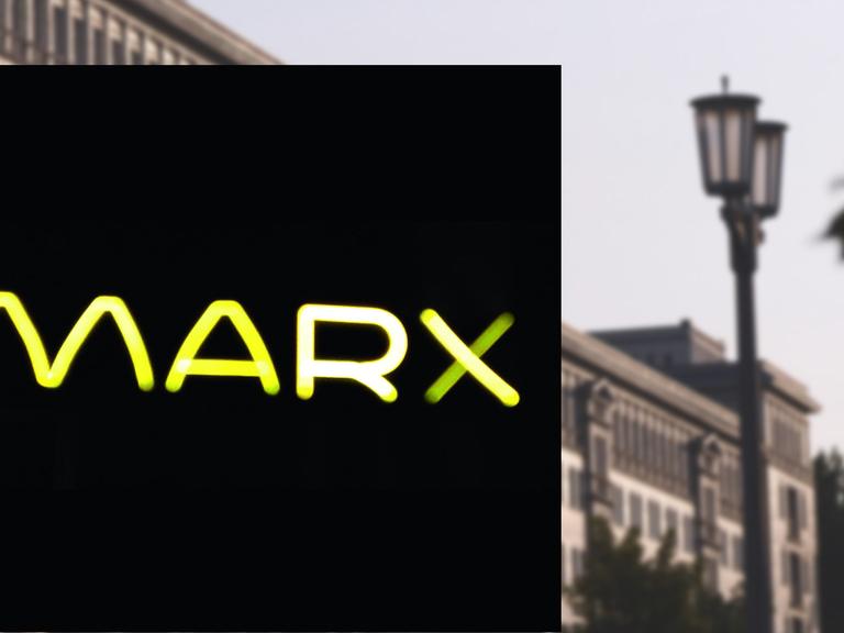 Cover "Karl Marx's 200th!" von Various Artists, im Hintergrund Fassaden der Karl-Marx-Allee in Berlin