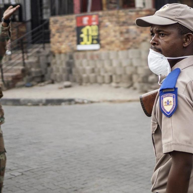 Südafrikanische Sicherheitskräfte stellen in Johannesburg eine Straßenblockade auf.