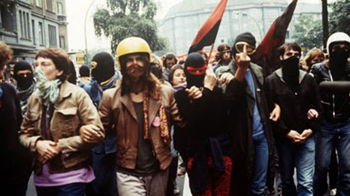 Eine Gruppe vermummter Hausbesetzer demonstriert in Berlin im September 1981.