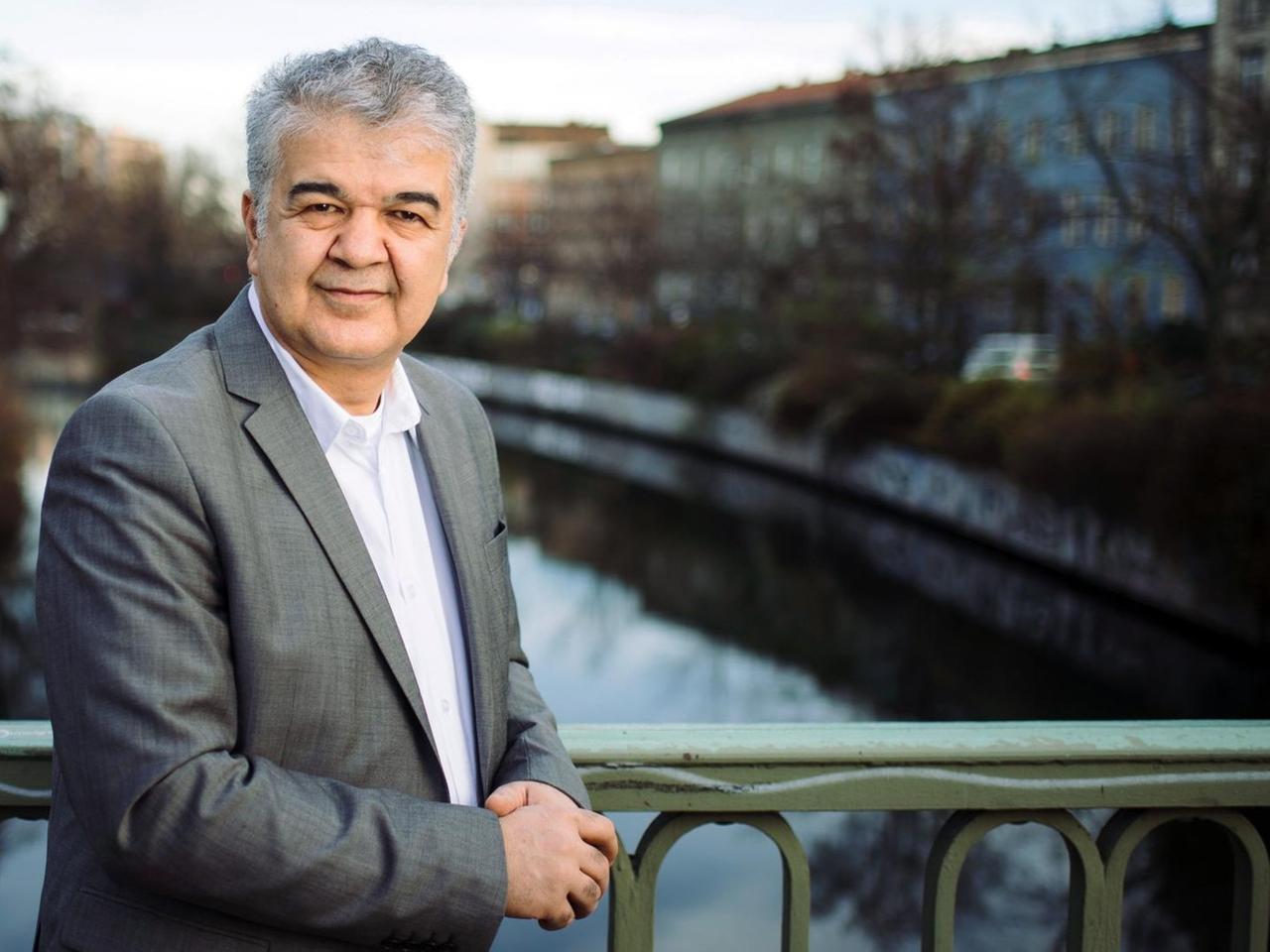 Der Vorsitzende der Türkischen Gemeinde in Deutschland, Sofuoglu, lehnt an einem Brückengeländer.