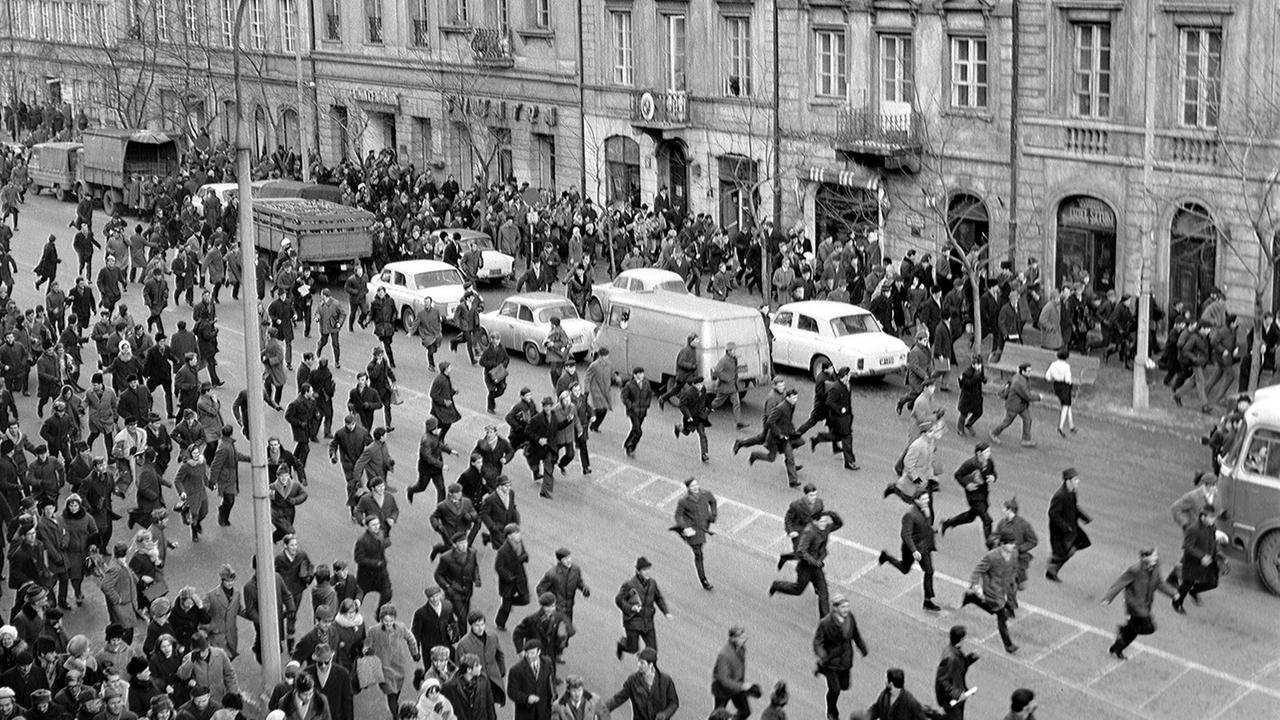 Studenten demonstrieren am 8. März 1968 in Warschau gegen die Verhaftung ihrer Kommilitonen Adam Michnik und Henrik Szlajfer. Seit Jahresanfang kam es unter den Studenten in Polen häufer zu Demonstrationen, bei denen die Abschaffung der Zensur, die Respektierung der Bürgerrechte und das Ende rassischer und völkisch-nationaler Diskriminierung gefordert wurde.