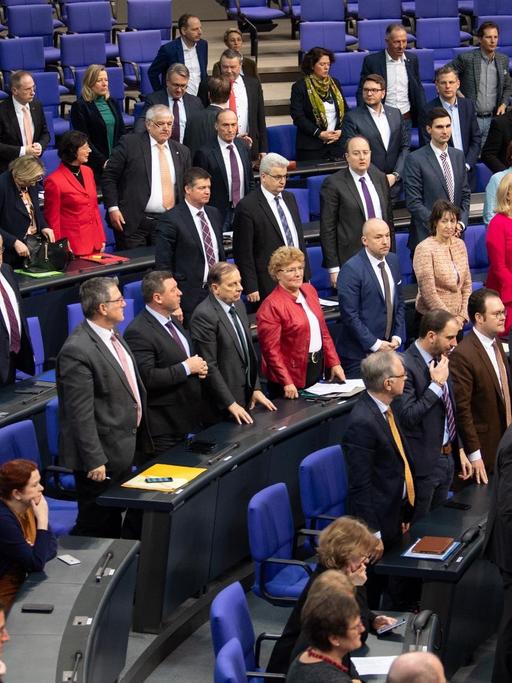 Abgeordnete von SPD und CDU stehen bei der Entscheidung zur Verschärfung des Strafrechts zum Cybergrooming zum Zeichen der Zustimmung auf.