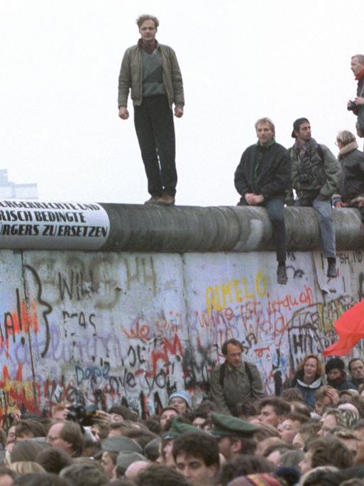 Menschen strömen vom Westteil Berlins zum Übergang Potsdamer Platz. Nach der Maueröffnung durch die DDR wurde drei Tage später, am 12.11.1989, am Potsdamer Platz ein neuer Grenzübergang eingerichtet.