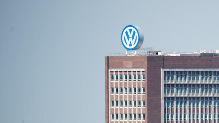 Blick auf das Verwaltungshochhaus des VW-Werks in Hannover