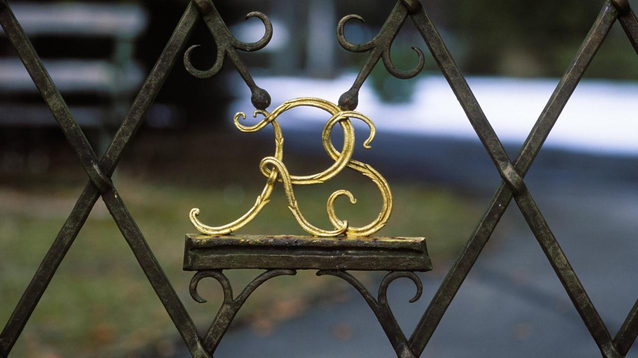 Die Initialen von Richard Strauss hat der Komponist mit goldenen Buchstaben in sein verschnörkeltes, gusseisernes Gartentor einarbeiten lassen.