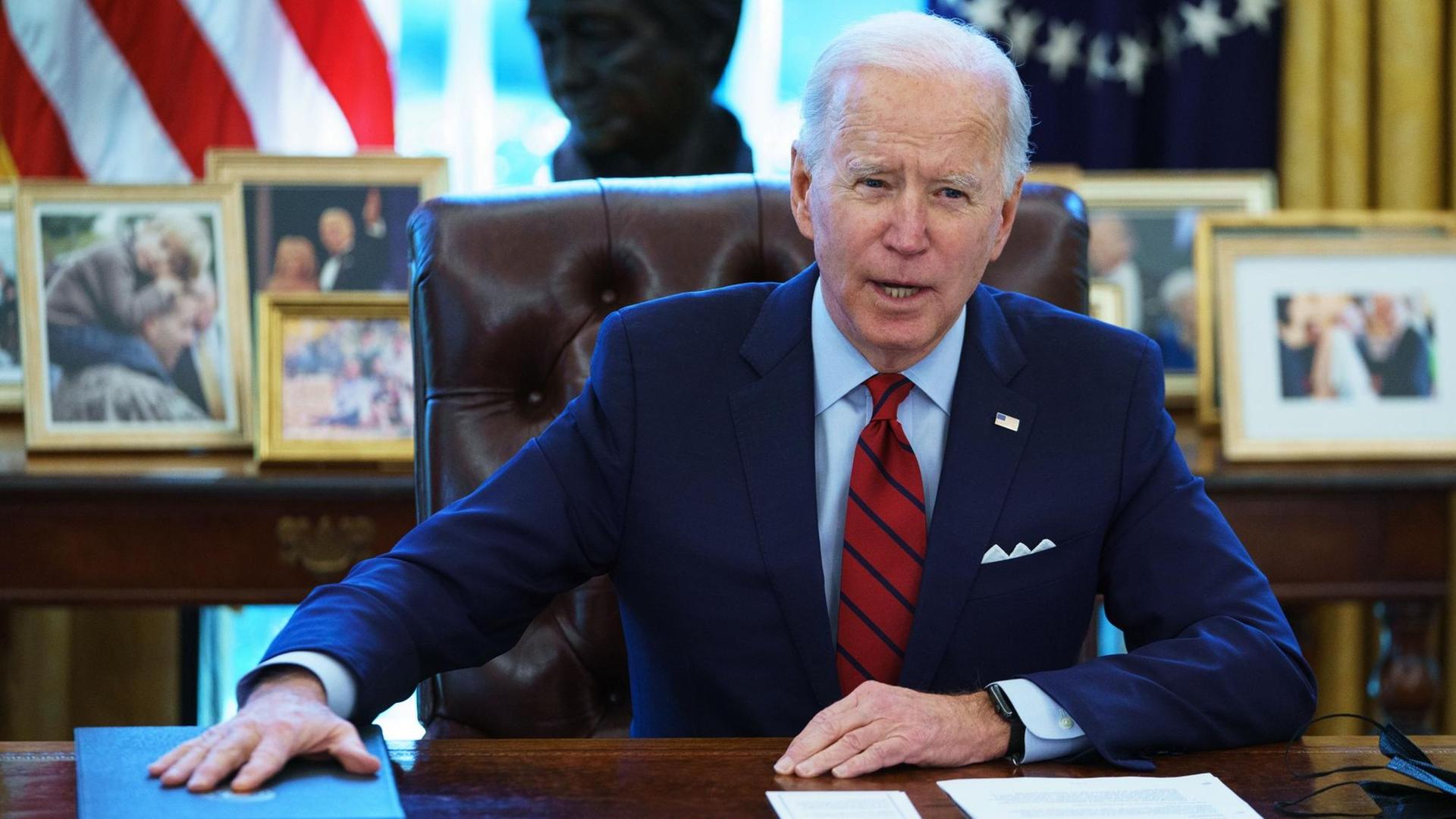 US-Präsident Biden sitzt  an seinem Schreibtisch im Weißen Haus.