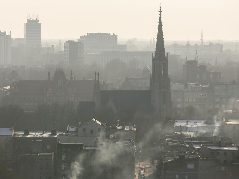Blick über die polnische Stadt Kattowitz, die am 30. November 2018 unter einer Smogdecke liegt. Im Vordergrund: die Marienkirche.