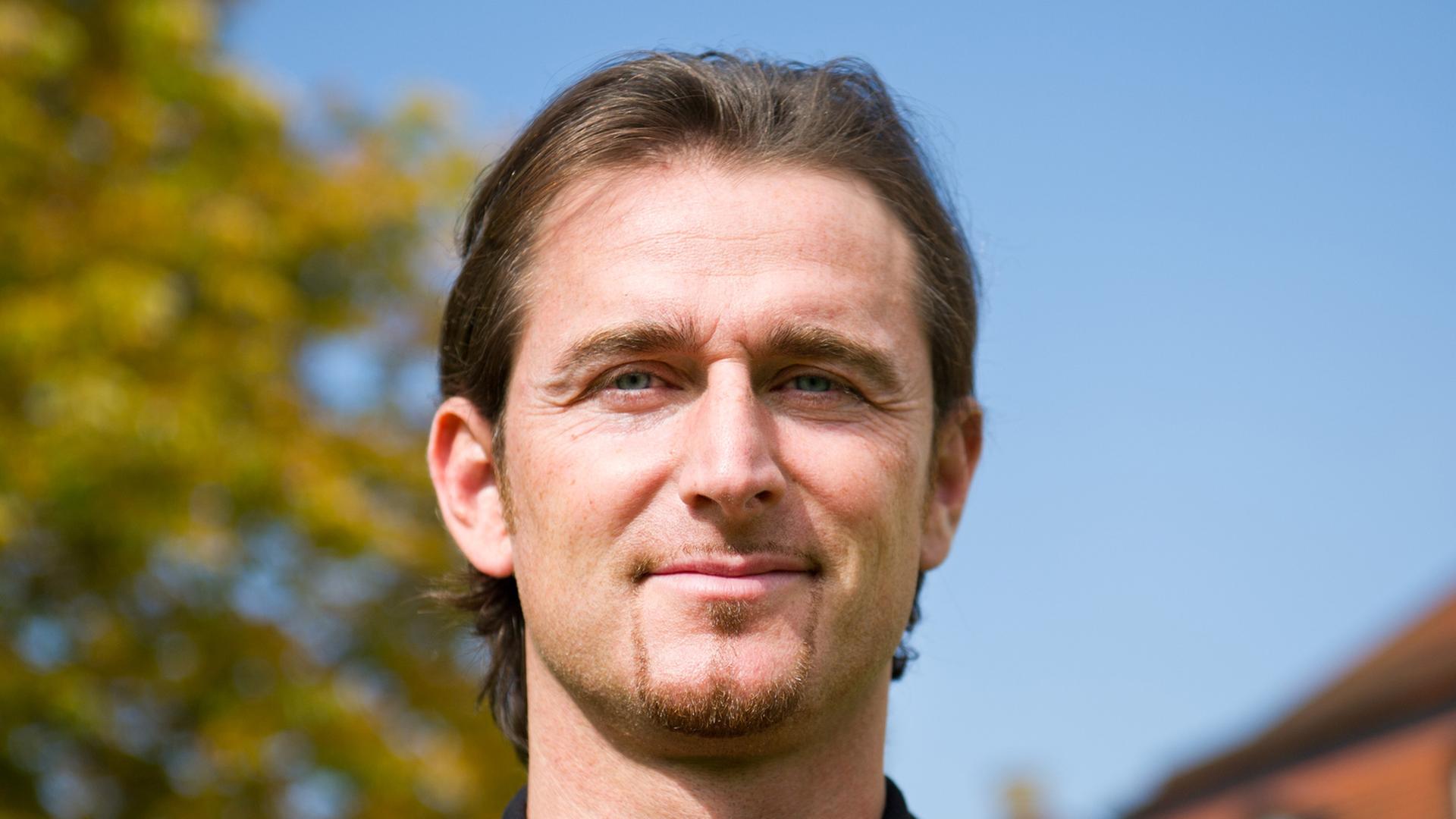 Der ehemalige Bundesliga-Torwart Heinz Müller lächelt in die Kamera.