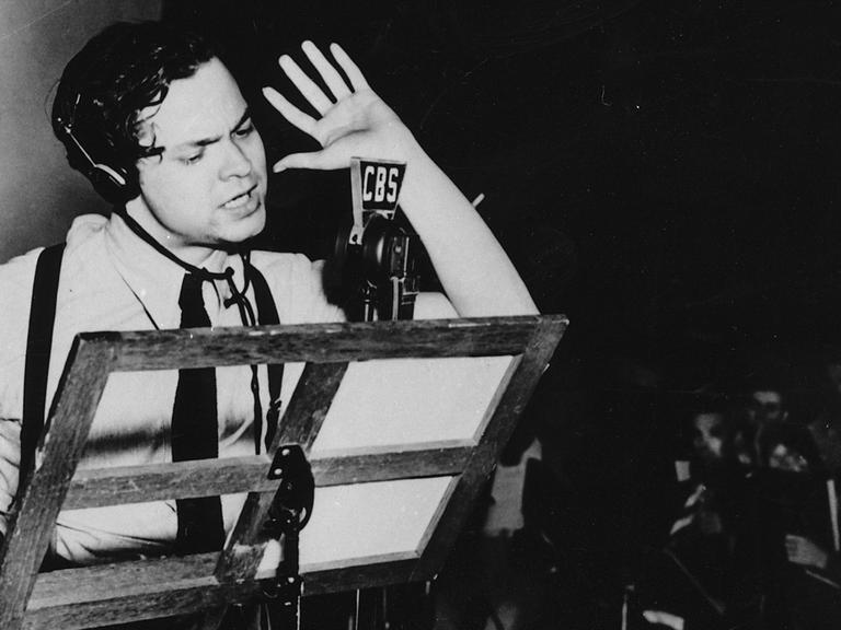 Orson Welles bei der Aufnahme zum Hörspiel "War of the Worlds" am 30.10.1938 in New York