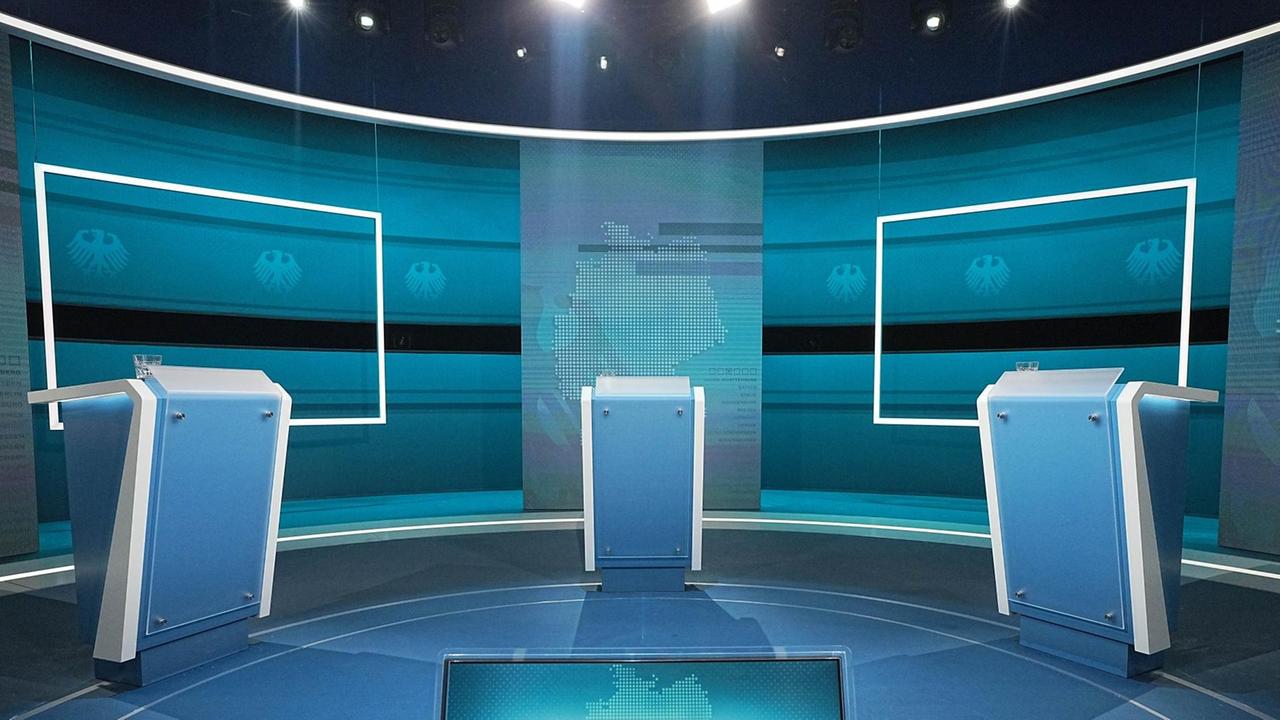 Das leere Fernsehstudio von RTL und ntv vor dem Wahltriell zwischen den Kanzlerkandidaten von Bündnis 90/Grüne, CDU und SPD.