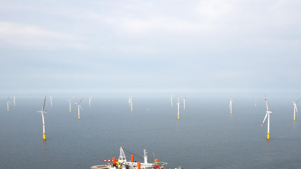 Die Installationshubinsel "Thor" steht bei Montagearbeiten im Offshore Windpark von WindMW in der Nordsee rund 16 Seemeilen vor Helgoland.