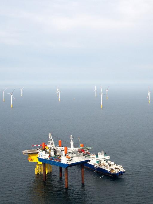 Die Installationshubinsel "Thor" steht bei Montagearbeiten im Offshore Windpark von WindMW in der Nordsee rund 16 Seemeilen vor Helgoland.