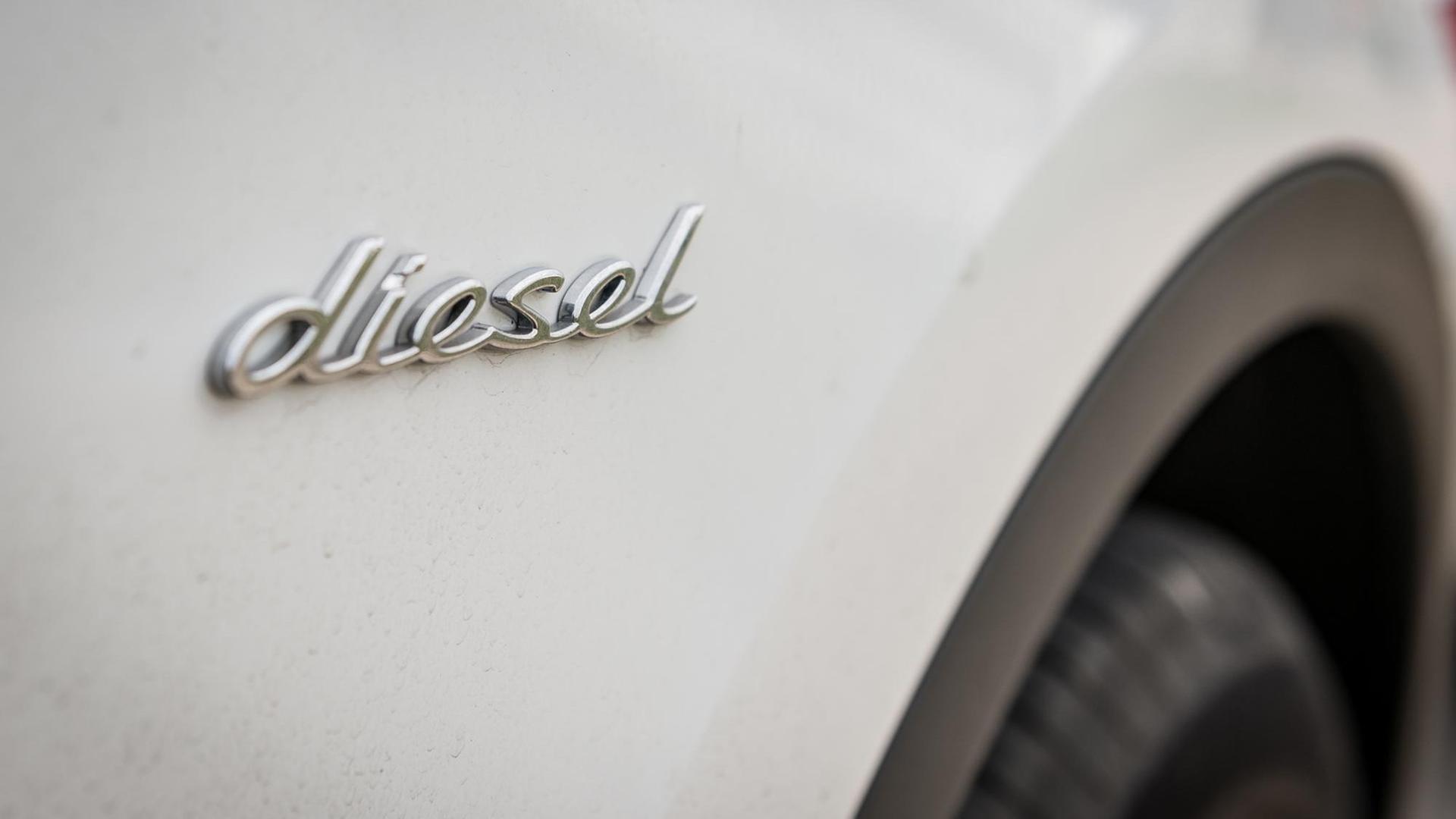 Der Schriftzug "Diesel" steht am Kotflügel eines Porsche Cayenne 3,0-Liter-Diesel.