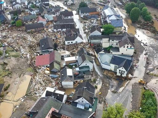 Die mit einer Drohne gefertigte Aufnahme zeigt die Verwüstungen die das Hochwasser der Ahr in dem Eifel-Ort angerichtet hat.