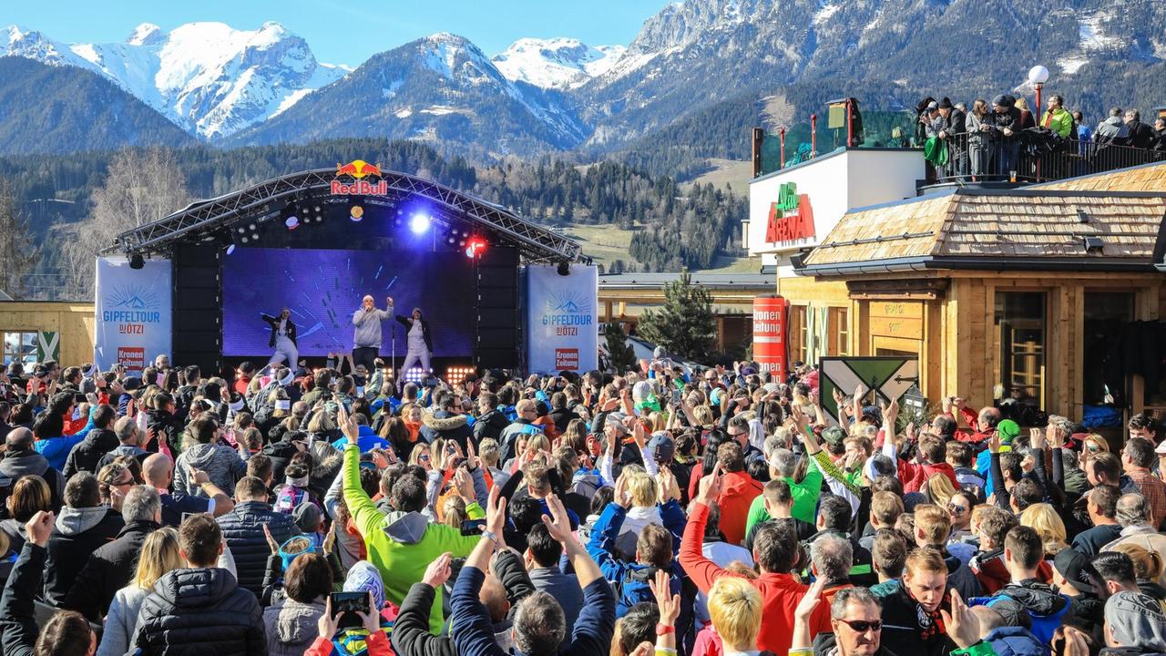 DJ Ötzi tritt bei der Gipfeltour 2018 in der Alm-Arena am Hauser Kaibling in der Steiermark, Österreich, auf. 