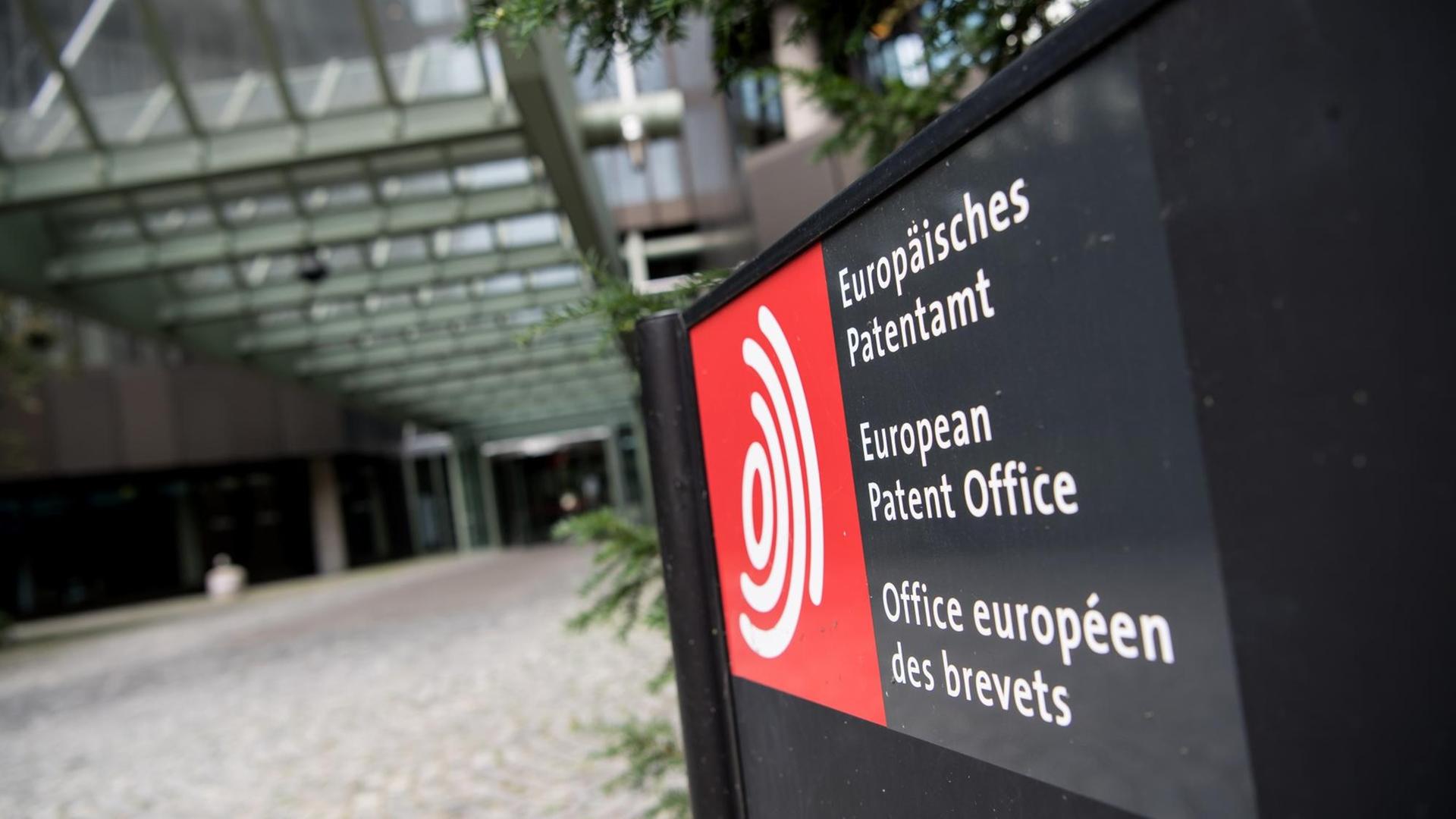 Ein Schild mit der Aufschrift "Europäisches Patentamt" steht am 29.06.2016 in München (Bayern) vor dem Europäische Patentamt. Foto: Sven Hoppe/dpa | Verwendung weltweit