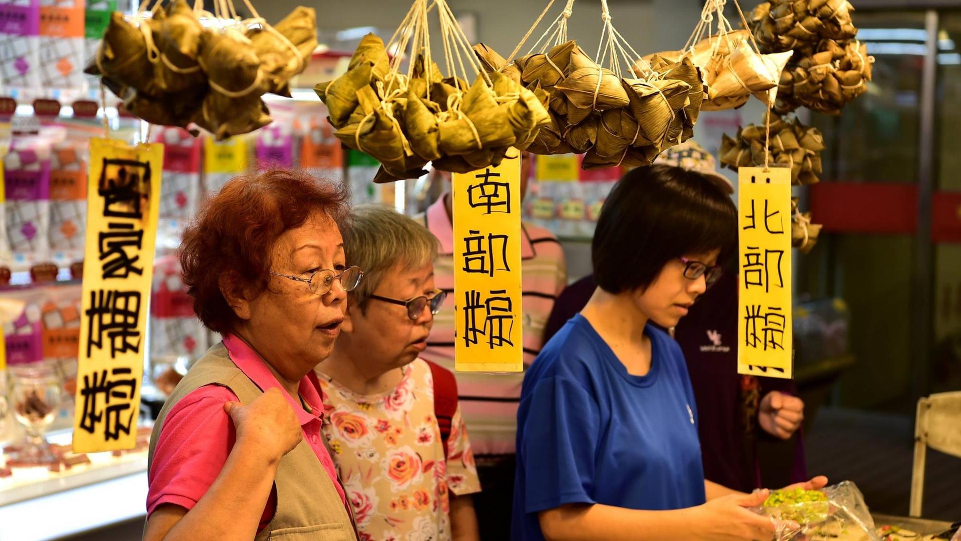 Szene auf einem markt in Taipeh. Die Frauen kaufen "zongzi".