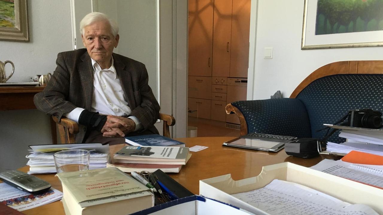 Reymar von Wedel an einem Schreibtisch voller Dokumente