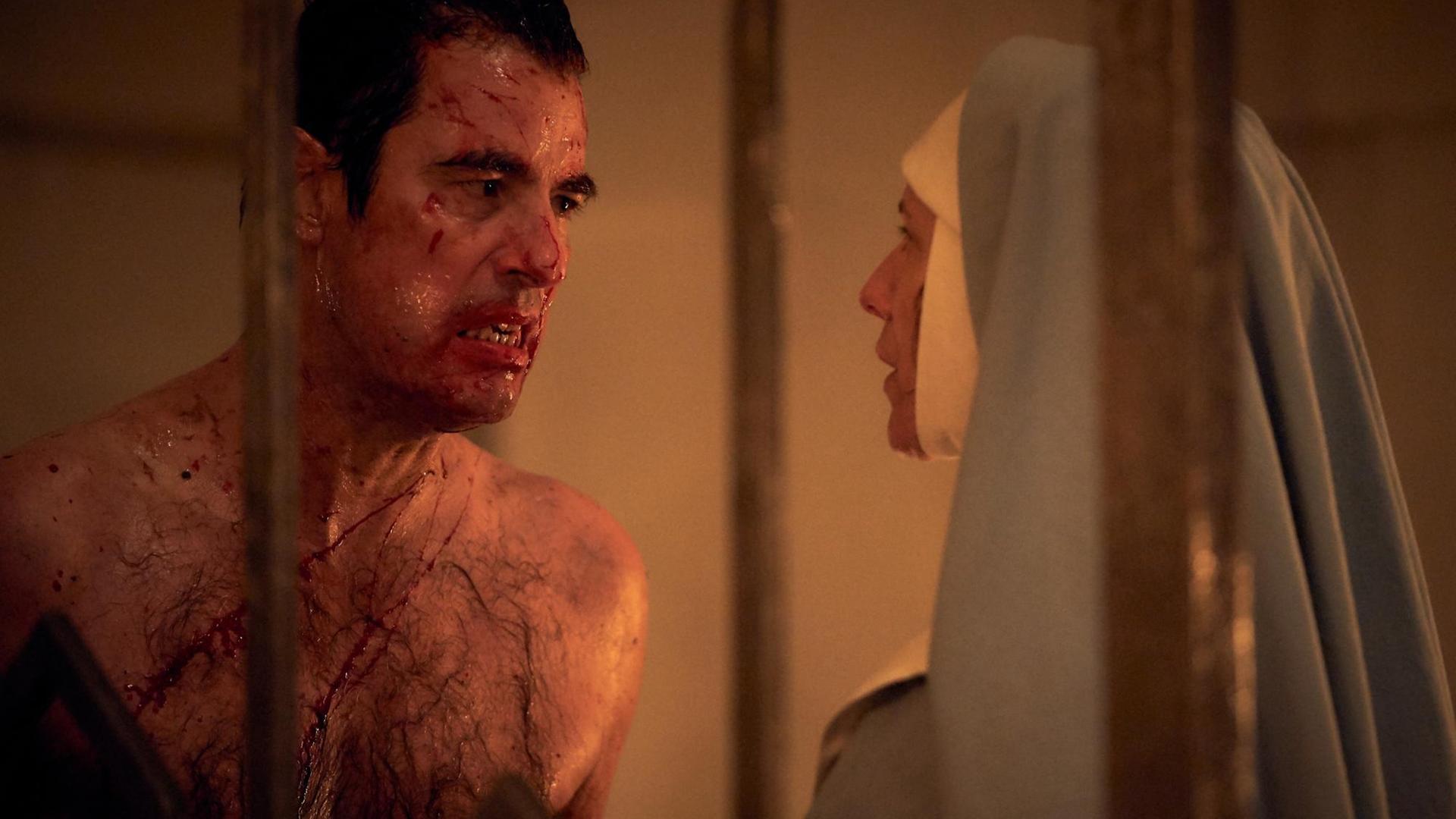 Szene aus der Serie "Dracula": Claes Bang steht vor einer Nonne